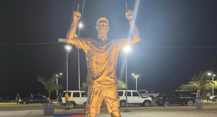 EN FOTOS: La polémica estatua de Lionel Messi que inauguró la Alcaldía de Maracaibo que generó debate en redes