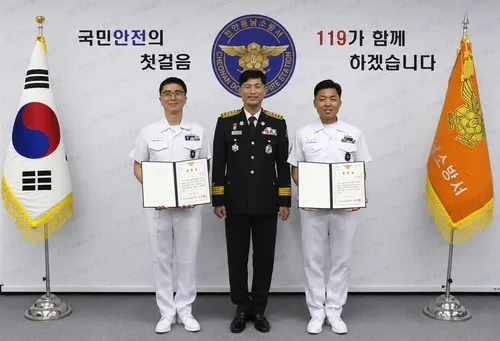 해군 부사관 2명, 고속도 3중 추돌로 불난 차량서 운전자 구조