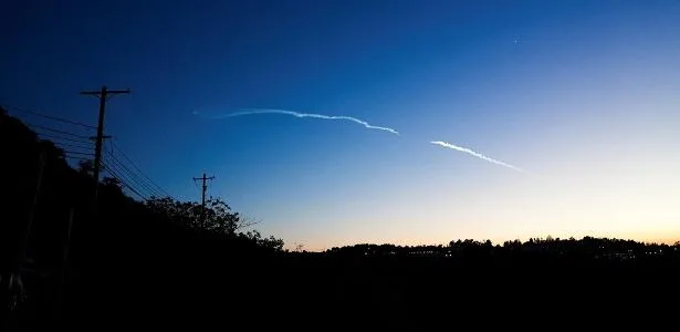 'Engano' deixa jornalistas sob mira de armas em base espacial na Califórnia