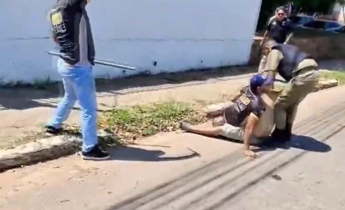 Vídeo mostra segurança armado e populares contendo homem com faca no centro