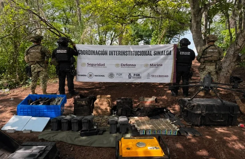 Fuerzas federales decomisan arsenal y desmantelan laboratorio clandestino en Sinaloa