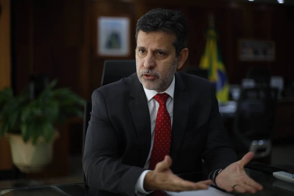 Bolsonarismo propõe 'corte brutal' na Educação e 'abomina' a área, diz ministro de Lula