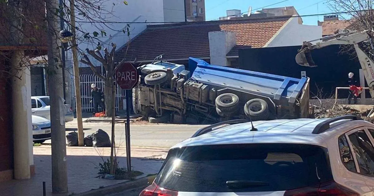 Un camión volcó en el oeste de Neuquén este jueves