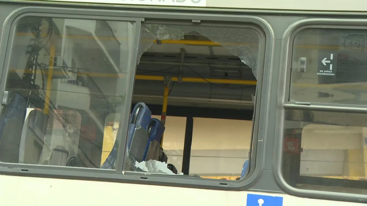 Passageira é atingida por tiro no pescoço dentro de ônibus após tiroteio em Vicente de Carvalho