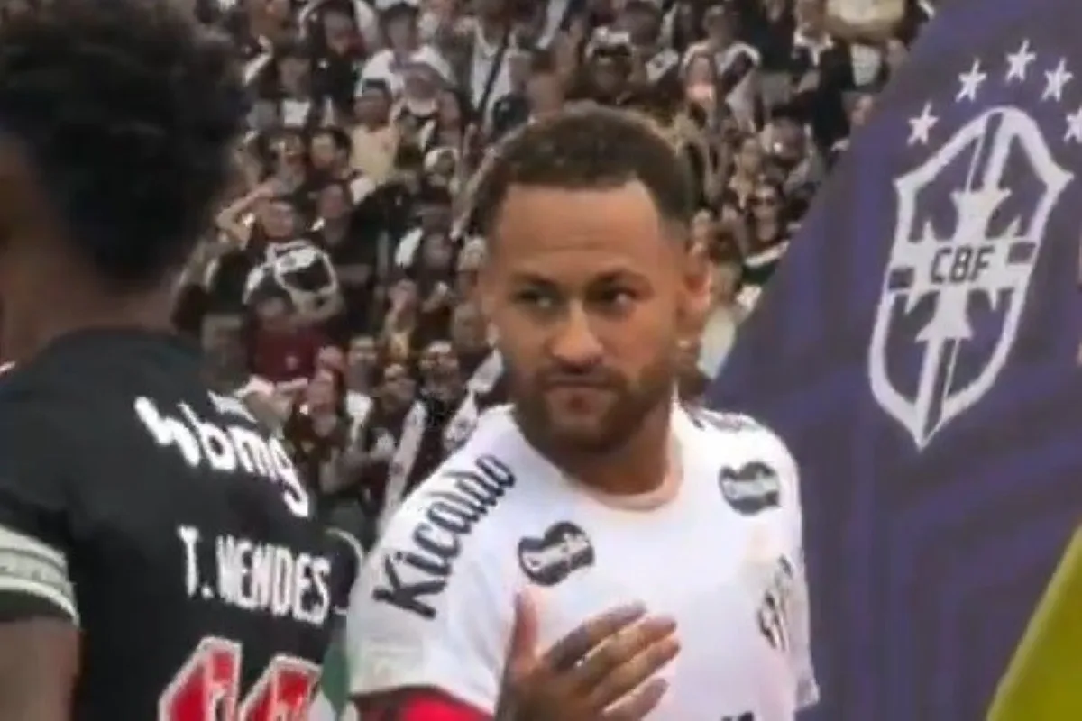 Thiago Mendes ignora Neymar durante cumprimento das equipes