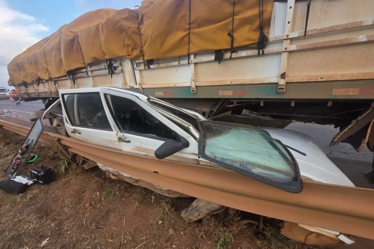 Imagens chocantes: Fiat Uno é "esmagado" por caminhão na BR-060, em Goiás