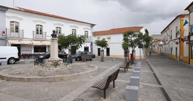 Três feridos em colisão entre comboio e camião