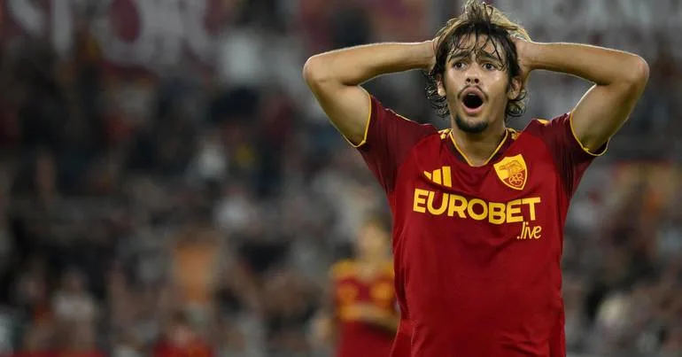 Rodrigo Mora titular na goleada da Roma à Fiorentina