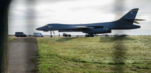 RAF Fairford: USA ziehen B1-Bomber überhastet ab – Furcht vor iranischem Angriff