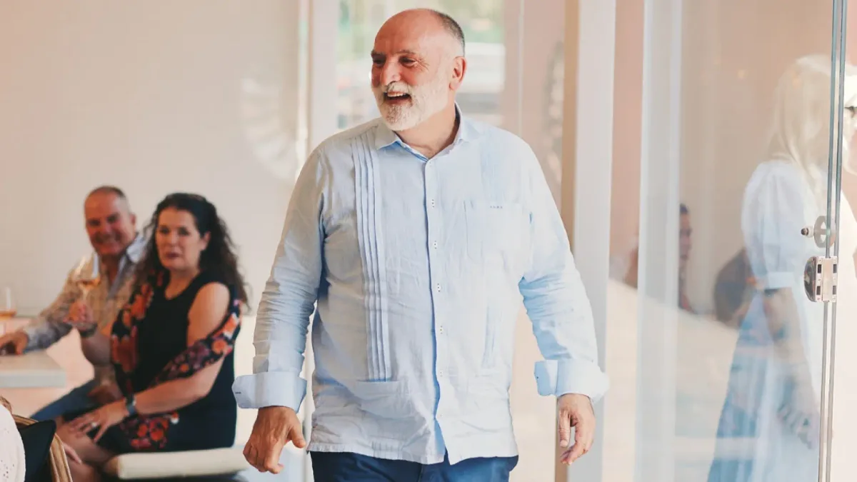 Un vuelo a Dallas en el que viajaba el chef José Andrés tiene que regresar a Barajas "por un impacto con pájaros"