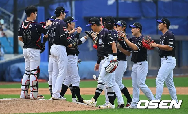 [사진] 삼성전 12-3 승리 기쁨 나누는 KT 위즈 선수들