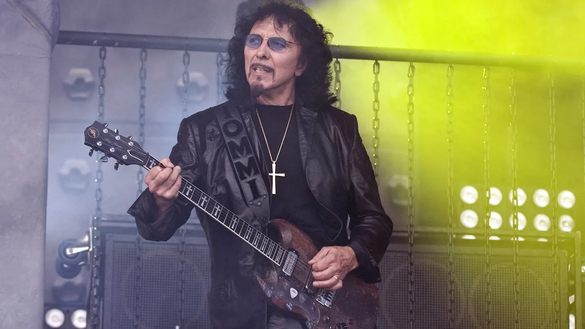 O roqueiro que reinventou o som da guitarra depois de perder os dedos