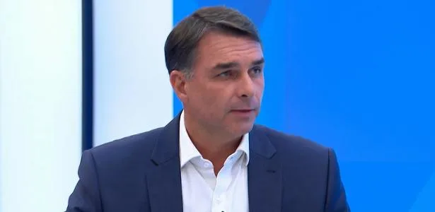 Flávio não descarta dar cargo ao pai e diz que Eduardo não será chanceler