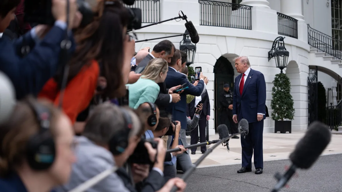 Justiça dos EUA ordena à Casa Branca que levante veto à CNN, MSNBC e Politico