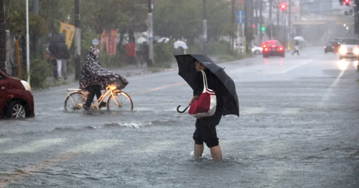 台風25号 土砂崩れで行方不明者も 160万人超に避難指示