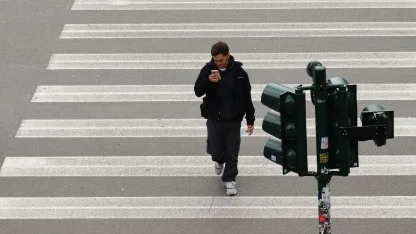 Neue Straßenverkehrsordnung: Italien plant Bußgeld für Fußgänger mit Smartphone