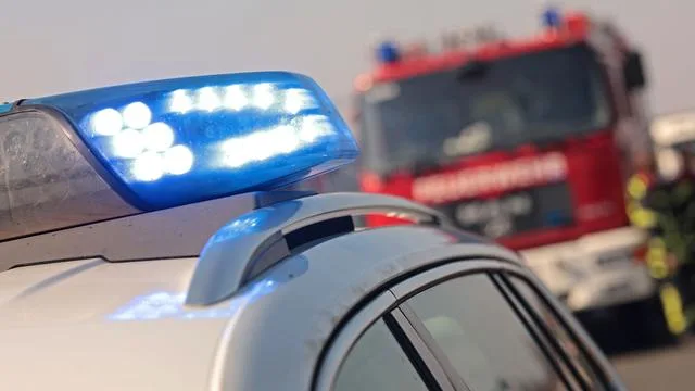 Feuerwehreinsatz: Brennender Lastwagen-Anhänger auf A9 - Sperrungen