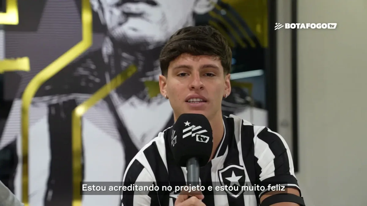 Montoro celebra renovação de contrato e traça objetivo do Botafogo