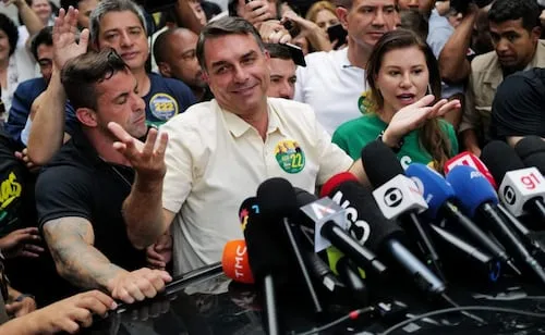 Flávio Bolsonaro se compromete a no buscar la reelección si gana; niega ofrecerle cargos a su familia