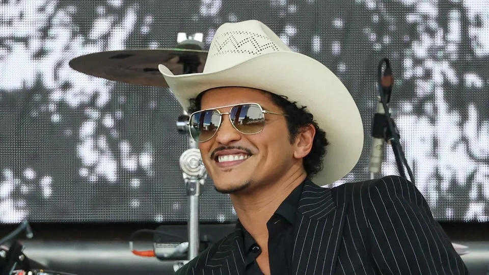 Bruno Mars Scores His First Top 10 Bestsellers — In Spanish