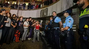Montenegro afasta "país em turbulência". Dezenas de feridos em investida da polícia contra manifestantes no Porto