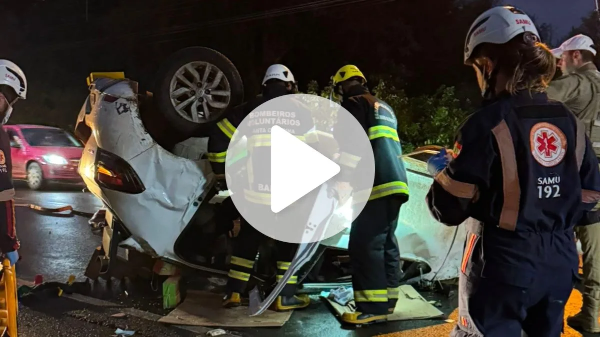 VÍDEO: Motorista fica preso às ferragens após capotar carro na SC-283