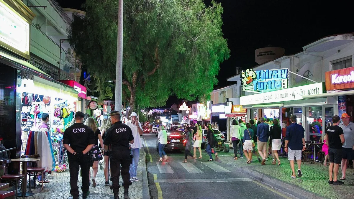 Albufeira admite fechar Rua dos Bares ao trânsito