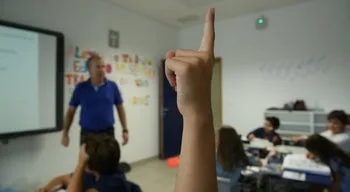 Aulas começam com falta de professores e proibição de smartphones até ao 9.º ano