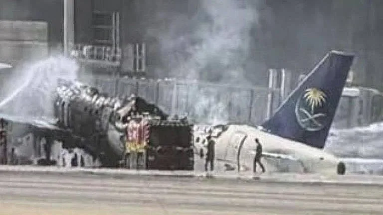Centenas de voos cancelados após avião explodir em ataque com míssil no aeroporto de Riade