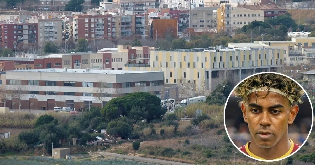 Balcones blancos, canchas de cemento y miles de inmigrantes: así es Rocafonda, el barrio "304" en el que se crió Lamine Yamal