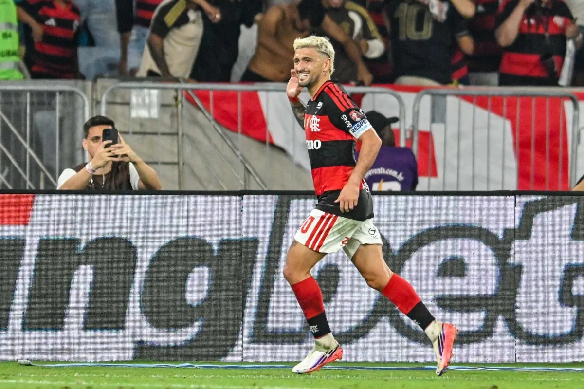 Com gol de Arrascaeta, Flamengo elimina Cruzeiro e vai às quartas da Libertadores