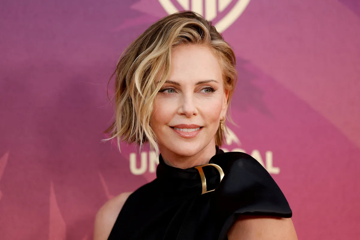“Creo que siempre me gustaron las prendas más masculinas”: Charlize Theron redefine su estilo