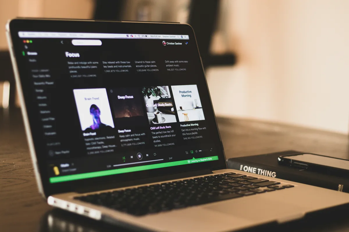 Músicas criadas por IA são banidas de paradas de sucesso na Austrália