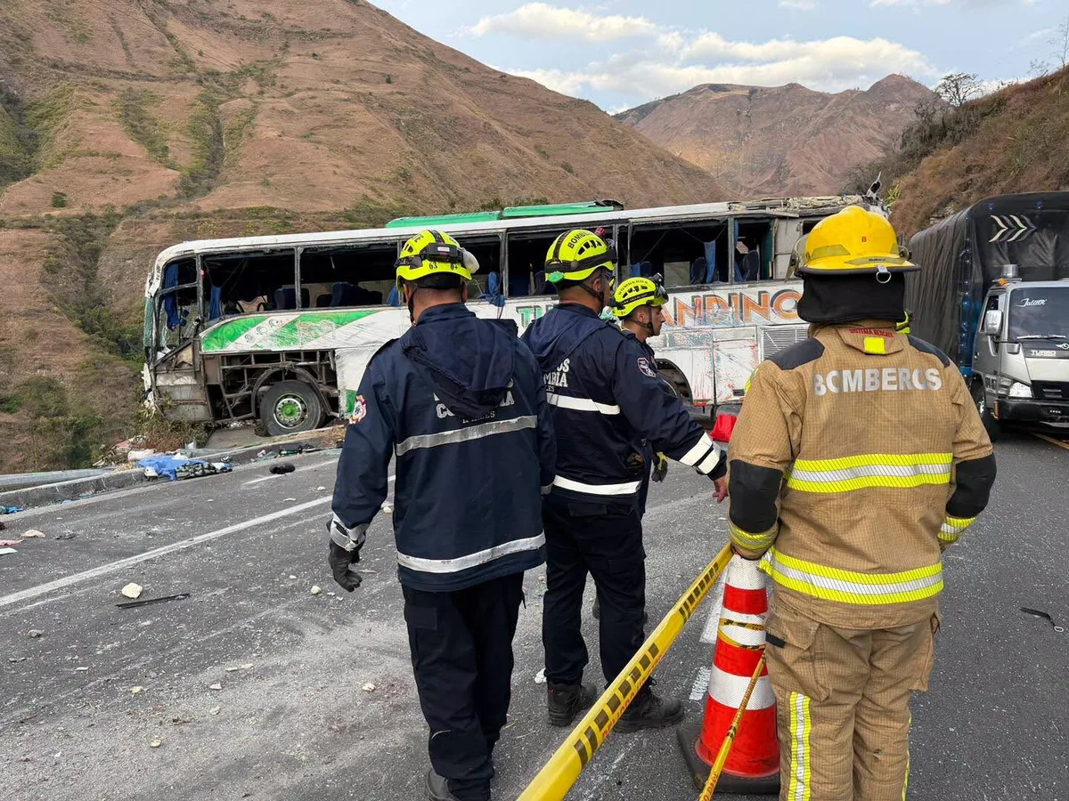 Grave accidente de un bus turístico deja al menos cuatro muertos y 20 heridos en la vía Panamericana: iban con destino a Ecuador