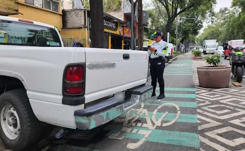Policías de Tránsito realizan operativo de ordenamiento de vía pública en Calzada de Tlalpan; toman 13 placas y llevan 14 motocicletas al corralón