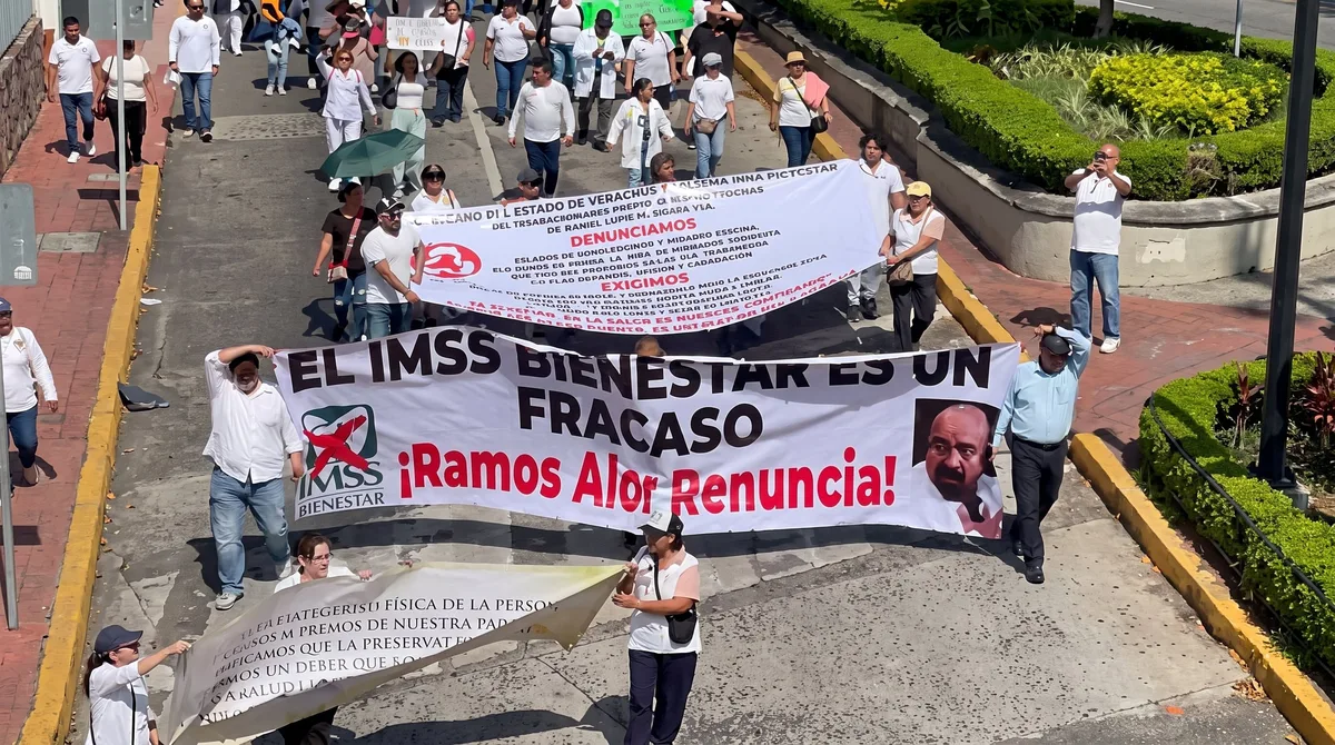 Trabajadores de salud marchan en Xalapa por falta de medicamentos e insumos: exigen salida del titular del IMSS Bienestar en Veracruz