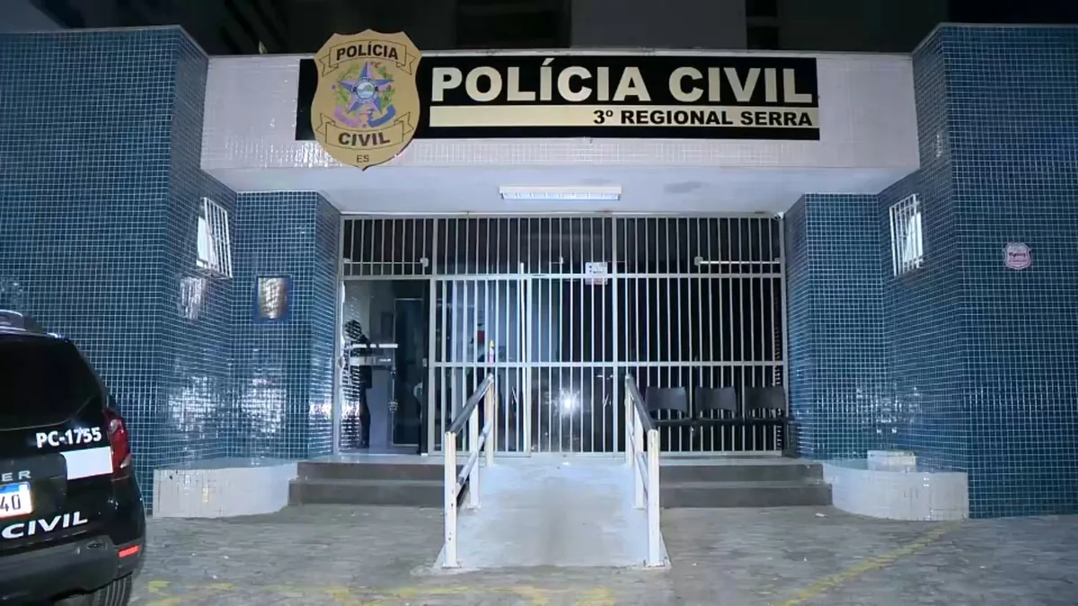 Homem esconde camisa do Flamengo na cueca e bate rosto em porta de vidro ao tentar fugir de loja na Serra