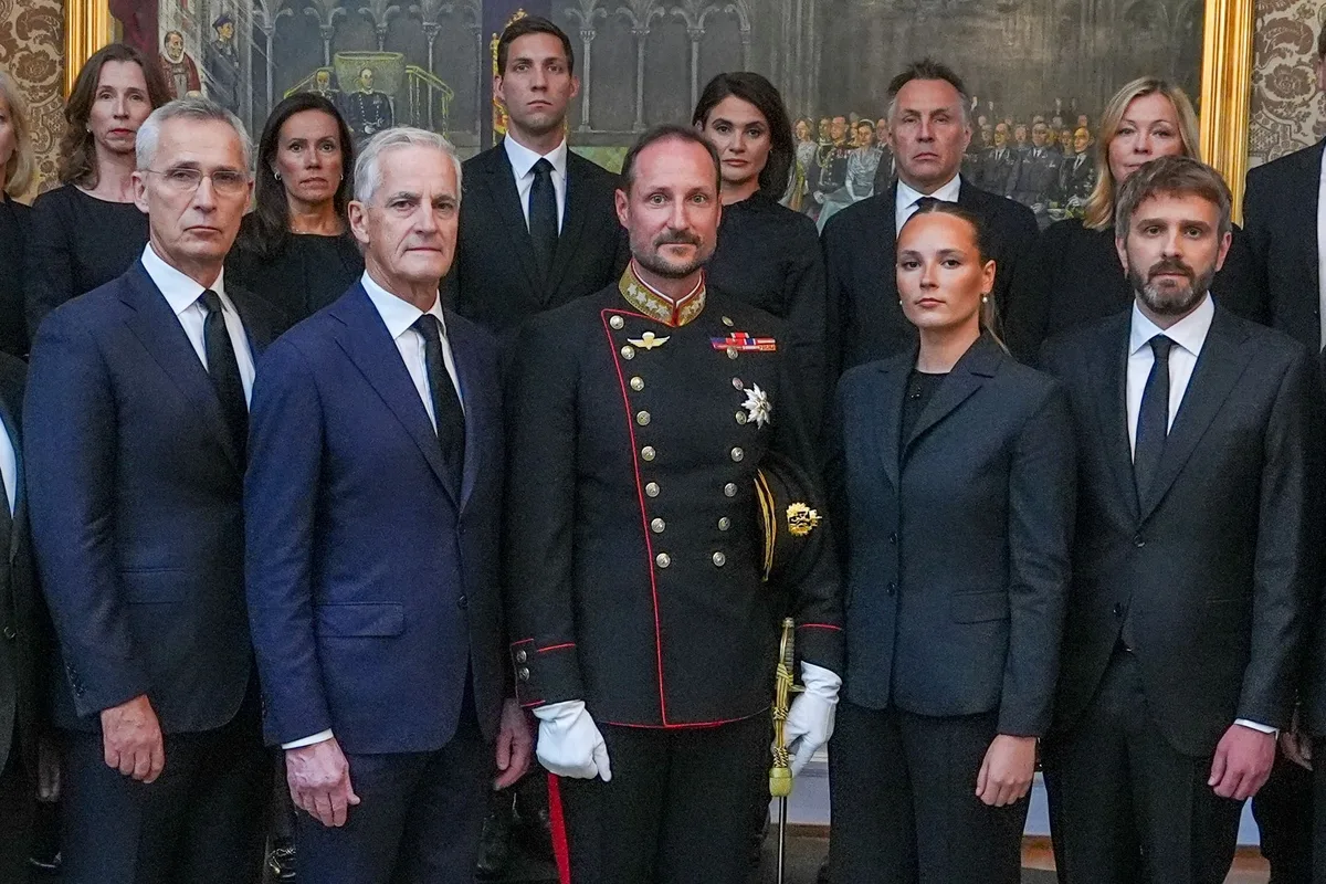 Quién es el nuevo rey Haakon VIII y por qué llega al trono en el peor momento de la monarquía noruega