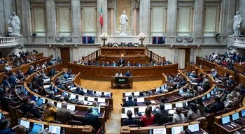 Habitação e proposta de Orçamento do Estado dominam debate quinzenal