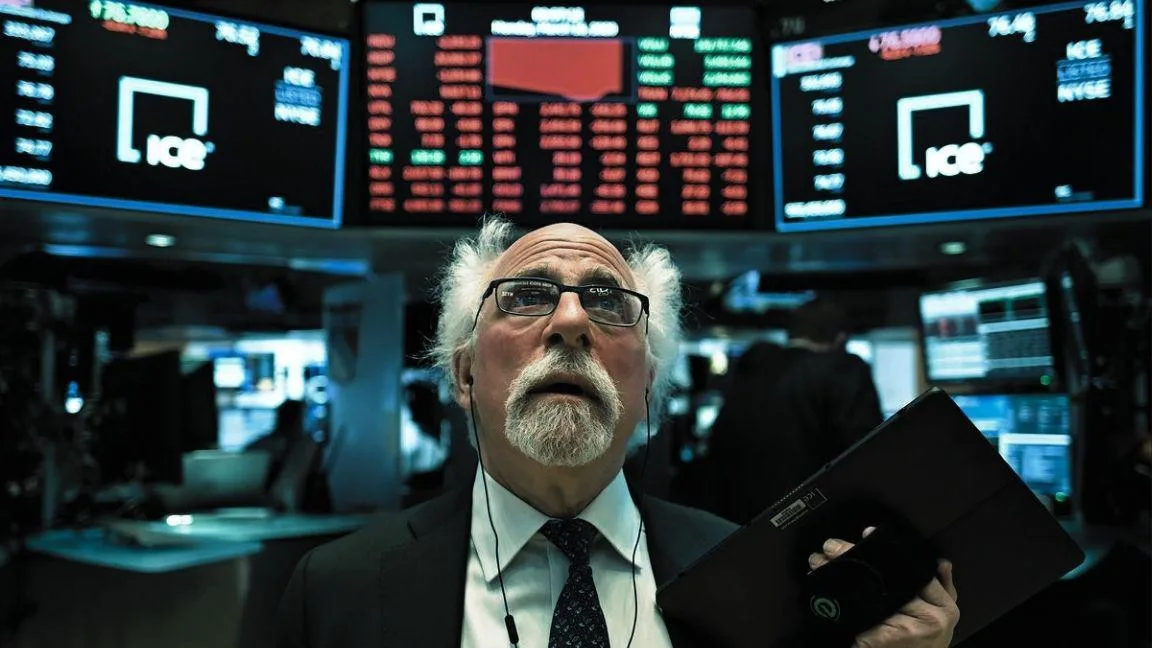 Wall Street a la baja ante tensiones por la Fed y llamados a frenar el avance de la IA