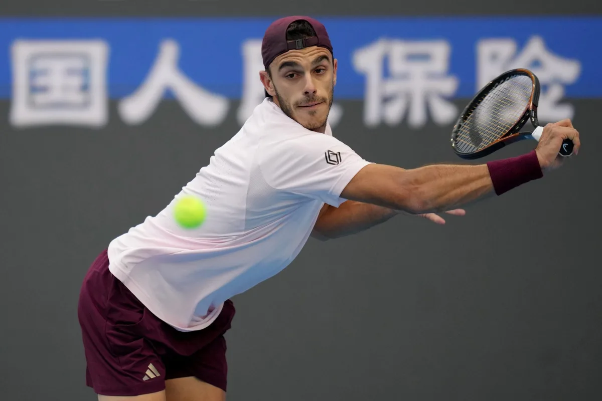 Francisco Cerúndolo festejó en el Masters 1000 de Shanghái, que ya se quedó sin Novak Djokovic