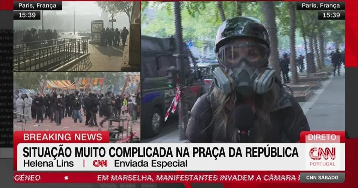 Manifestantes partem montras e incendeiam carros na Praça da República: "A polícia não está a conseguir controlar a situação"