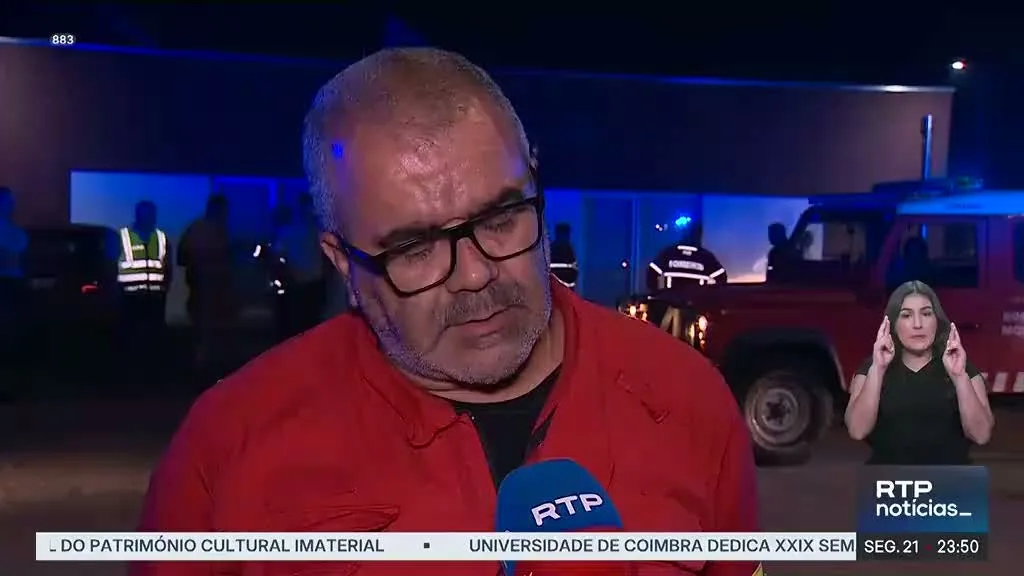 Centenas de bombeiros combatem incêndio em Arcos de Valdevez