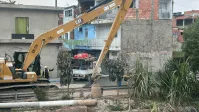Vídeo: caminhão de lixo cai dentro de cratera após asfalto ceder em Osasco