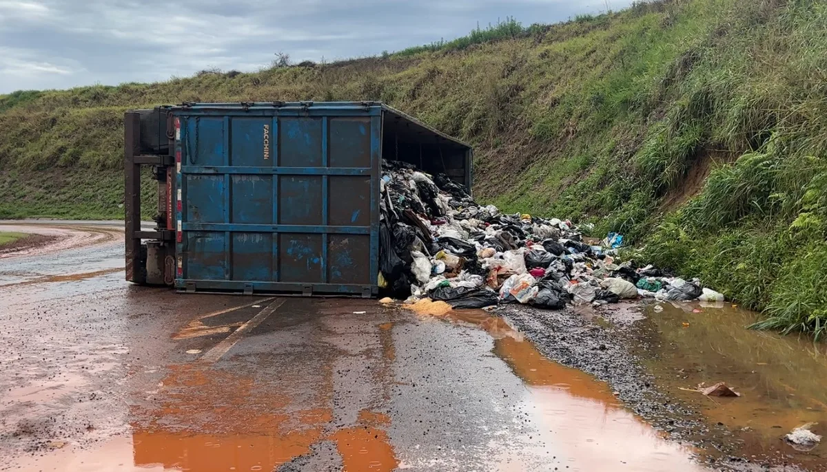 Caminhão com 20 toneladas de lixo tomba no anel viário de Piracicaba