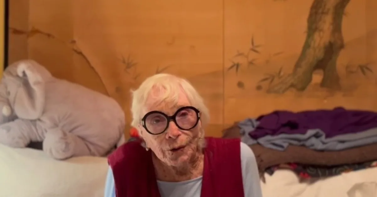 Shirley MacLaine reapareció a los 92 años con un video en redes sociales: "¡Les mando mucho amor!"