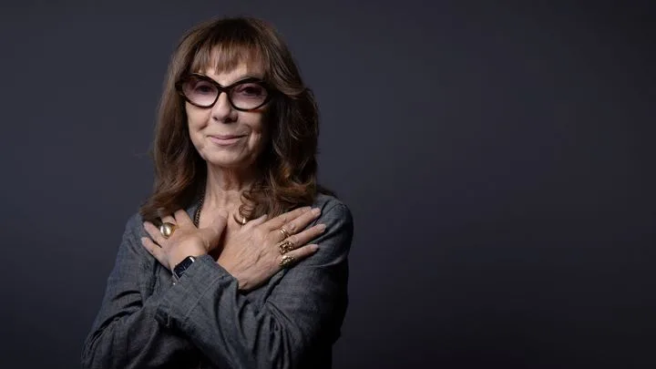 Sophie Calle, artiste plasticienne et photographe, traquer l'amour dans son ouvrage "À l’affût"