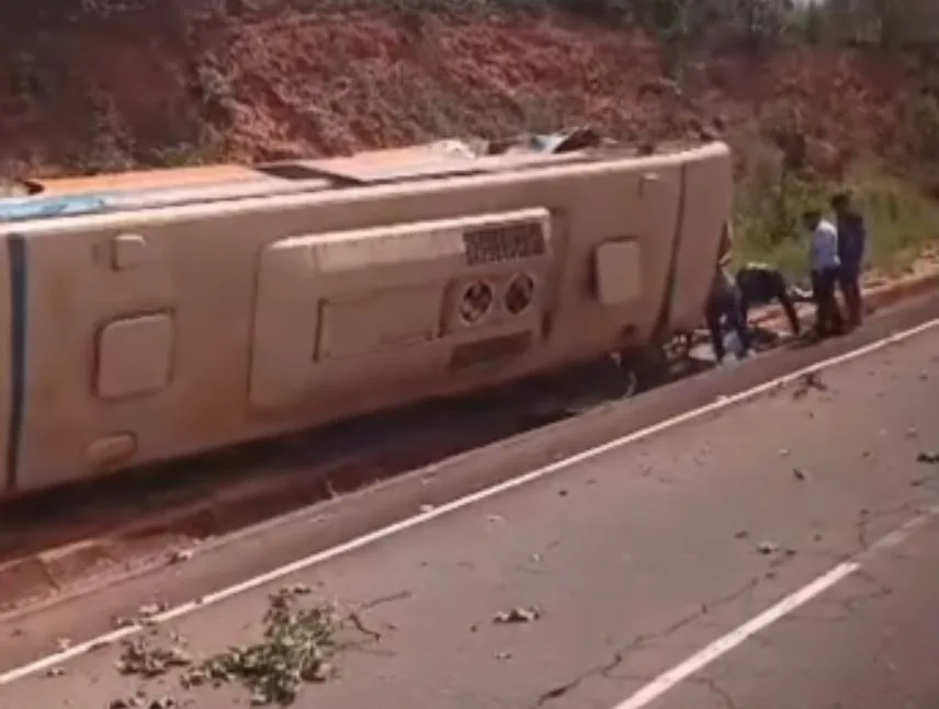 Unidad de Expresos Sol y Mar volcó en autopista de Bolívar