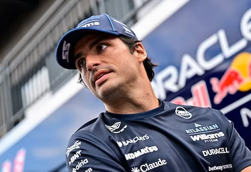 Carlos Sainz signs new multi-year deal to stay with Williams