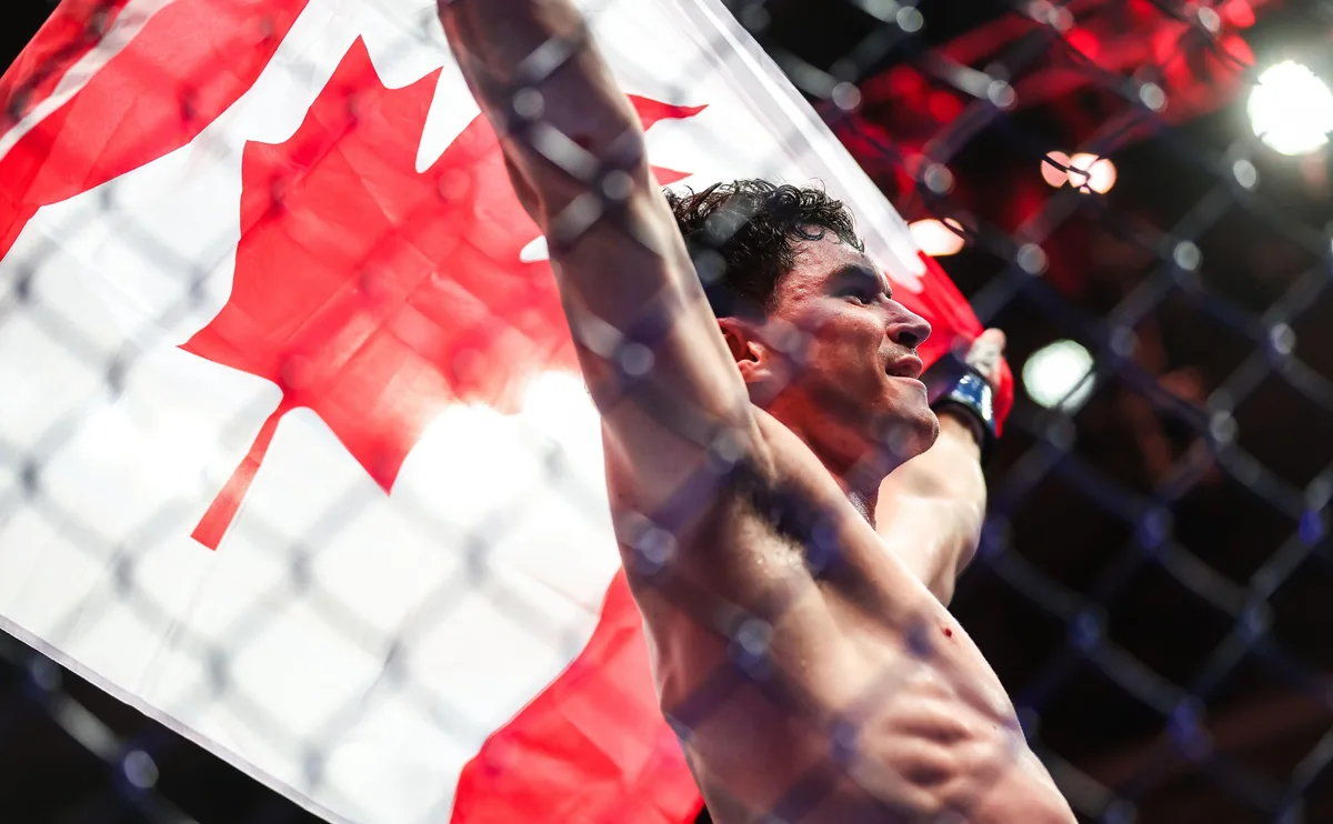 Полицейский бросил прогибом участника драки на турнире UFC в Канаде